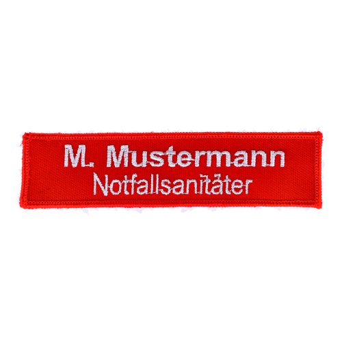 Namensschild gestickt bis 14 x 3cm Stickfarbe weiß Untergrund rot